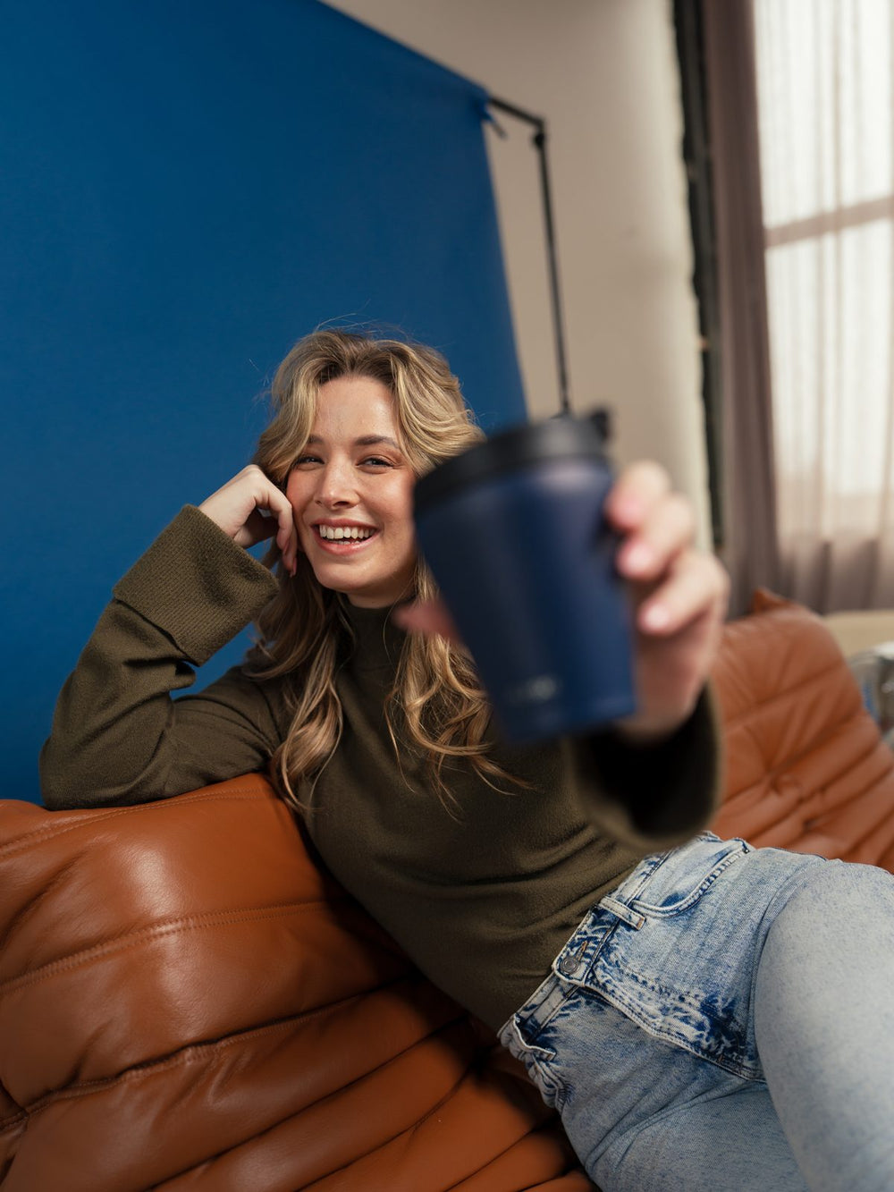 Woman showing her FLASKE cup to the camera