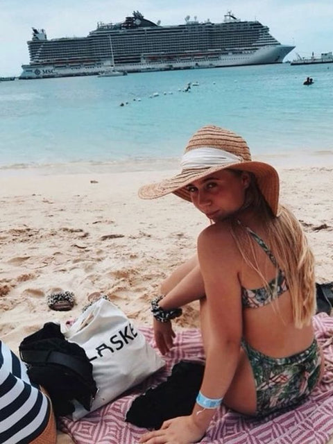 Woman on the beach with her FLASKE