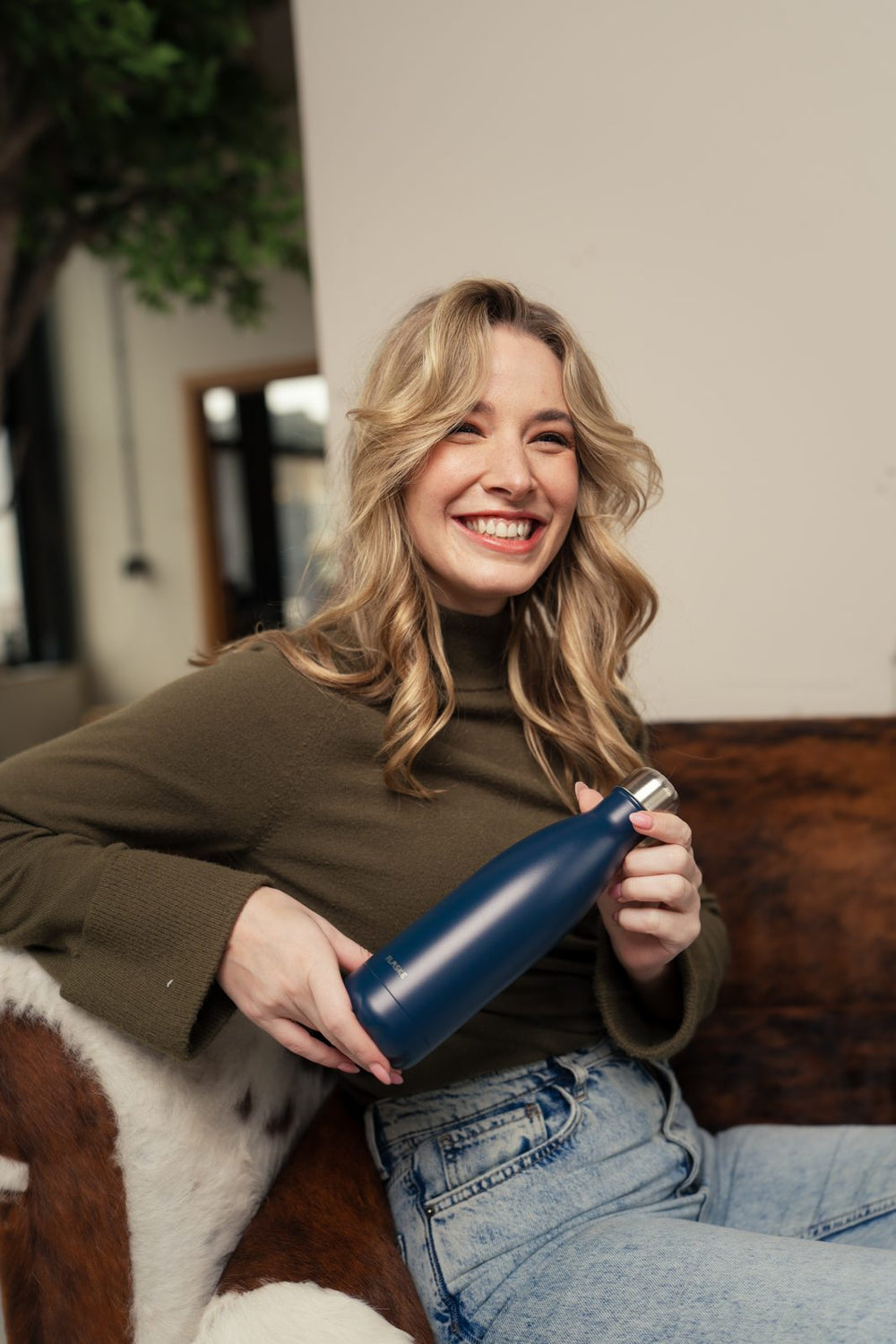 Woman laughing with her FLASKE bottle