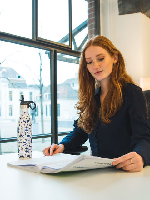 Woman working at a desk with her FLASKE