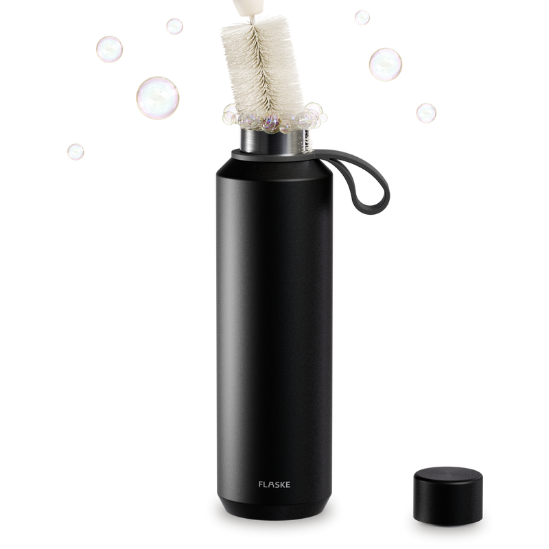 FLASKE EVO bottle with the FLASKE bottle brush and soap bubbles